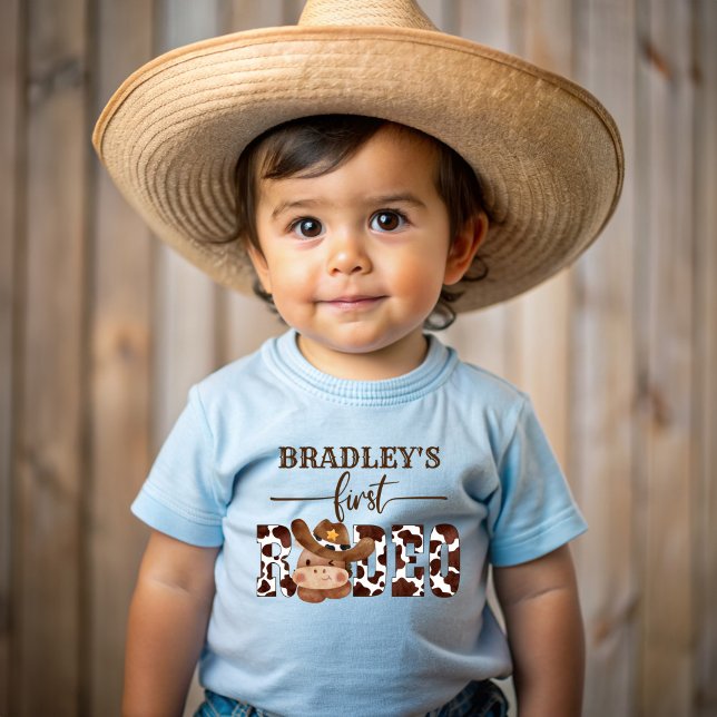 Camiseta Para Bebê Primeiro cavalo de vaca rodeio, um cavalo fofo, co (First rodeo cow pattern cute baby horse in a hat baby T-Shirt personalized first birthday shirt )