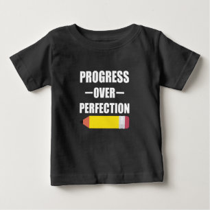 Camiseta Para Bebê Progresso Na Perfeição De Volta Ao Professor Escol