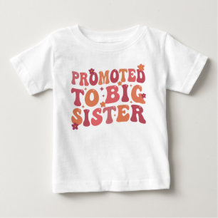 Camiseta Para Bebê Promovida a Irmã Mais Velha Groovy outono