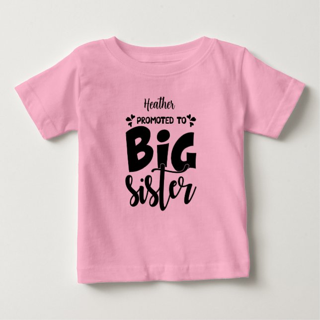 Camiseta Para Bebê Promovido à irmã BIG. Nome editável. (Frente)