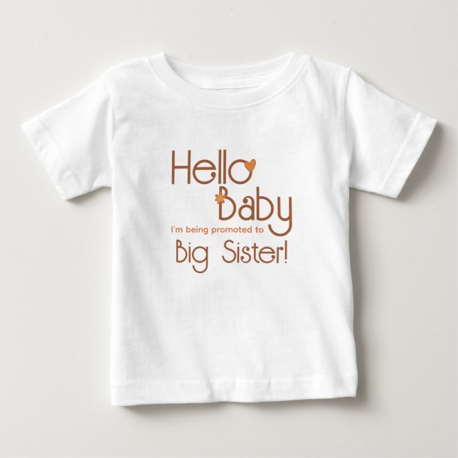 Camiseta Para Bebê Promovido a Irmã Mais Velha Hello Baby Retro (Frente)