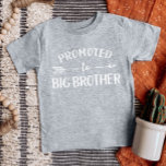 Camiseta Para Bebê Promovido ao anúncio de gravidez do Big Brother<br><div class="desc">Roupa personalizado personalizado personalizado com o gráfico "Promovido ao Big Brother" em fontes modernas modernas de tendências com um design de seta boho. Perfeito para uma foto de anúncio de gravidez ou um presente para irmãos mais velhos quando um novo bebê chega! Use as ferramentas de design para editar as...</div>