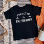 Camiseta Para Bebê Promovido ao anúncio de gravidez do Big Brother<br><div class="desc">Roupa personalizado personalizado personalizado com o gráfico "Promovido ao Big Brother" em fontes modernas modernas de tendências com um design de seta boho. Perfeito para uma foto de anúncio de gravidez ou um presente para irmãos mais velhos quando um novo bebê chega! Use as ferramentas de design para editar as...</div>