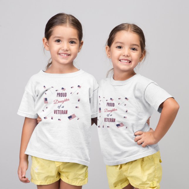 Camiseta Para Bebê Proud Daughter of a Veteran | Patriotic Flag  (Criador carregado)