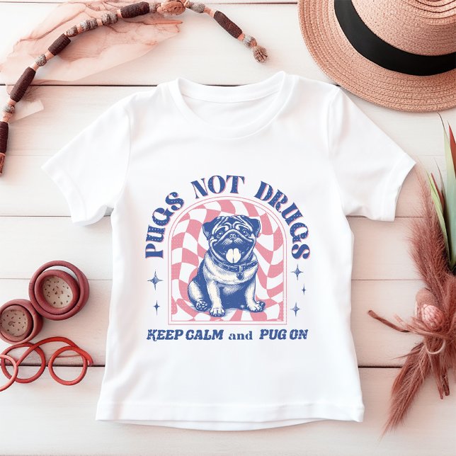 Camiseta Para Bebê "Pugs Not Droges", cor-de-rosa e azul (This fun design showcases an adorable retro pug with muted pink and colors.)