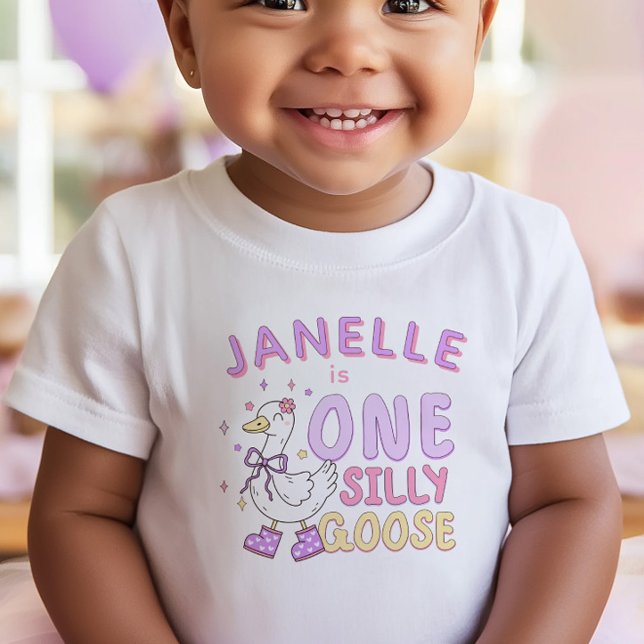 Camiseta Para Bebê Purple One Silly Goose - Retro Girl First Birthday (Purple "One Silly Goose" - Girl First Birthday T-shirt. Adorable Silly Goose Design.)