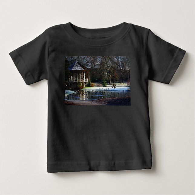 Camiseta Para Bebê Rams Woerthe Tea House iccnm (Frente)