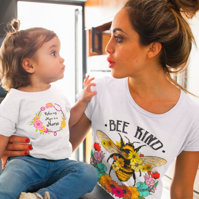 Camiseta Para Bebê Relaxe Minha Mãe É Uma Enfermeira Estetoscópio Flo (Criador carregado)