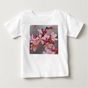 Camiseta Para Bebê Rosa Contra Um Céu Cinza Flor de Cerejeira Japones
