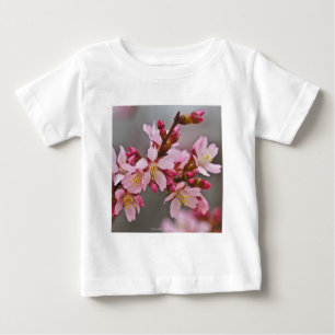Camiseta Para Bebê Rosa Contra Um Céu Cinza Flor de Cerejeira Japones