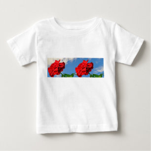 Camiseta Para Bebê Rosa Don Juan com um céu azul