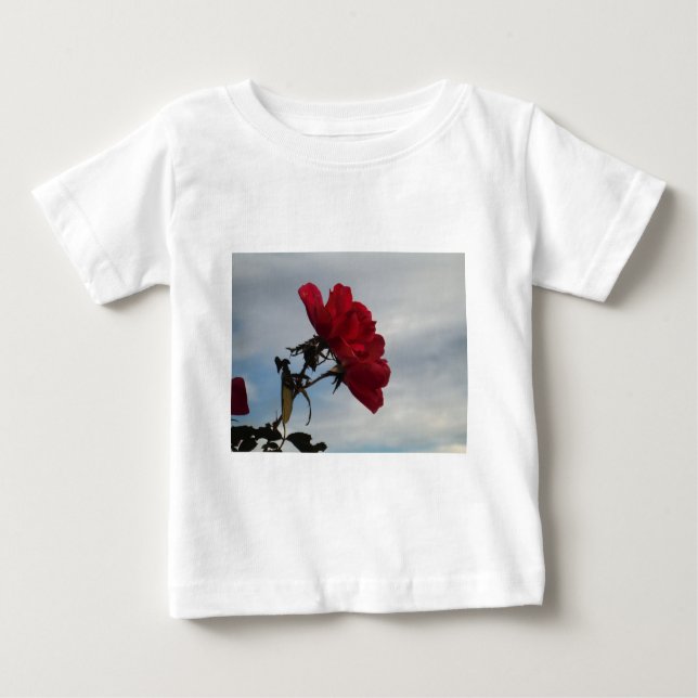 Camiseta Para Bebê Rosas vermelhas contra o céu azul brilhante (Frente)