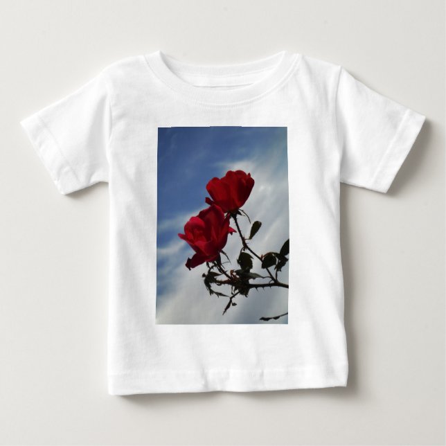 Camiseta Para Bebê Rosas vermelhas contra o céu azul brilhante (Frente)