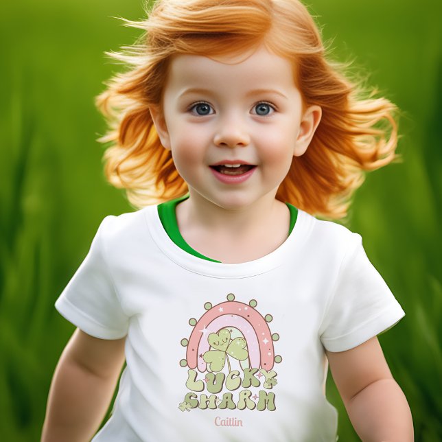 Camiseta Para Bebê Rua de Charm, dia de Patrick, garota personalizada (Lucky Charm St. Patrick's day Personalized girl Baby T-Shirt)