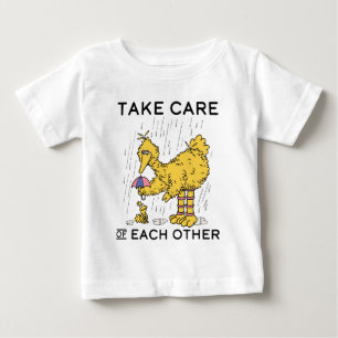 Camiseta Para Bebê Rua Sésamo As aves grandes cuidam umas das outra