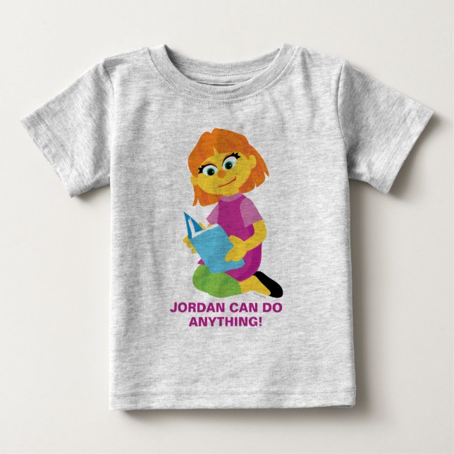 Camiseta Para Bebê Rua Sésamo | Julia Lendo um Livro (Frente)