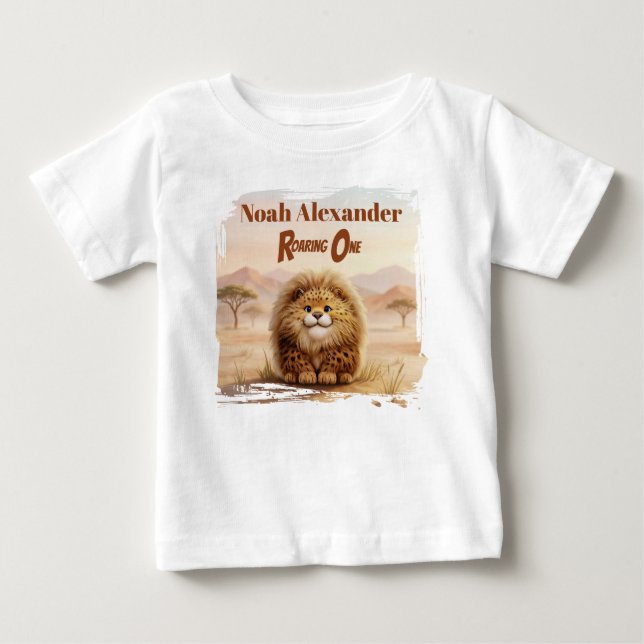 Camiseta Para Bebê Safari First Birthday Zuberi Fluffy Leopard Party (Frente)