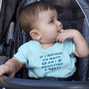 Camiseta Para Bebê Se eu Recuso Dormir, Estou Resistindo ao Descanso-