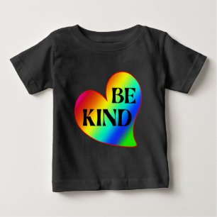 Camiseta Para Bebê Seja Amável Coração Colorido Arco-íris