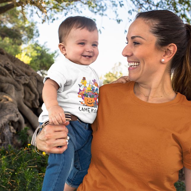 Camiseta Para Bebê Sésamo Street Pals | Feliz Dia das Bruxas (Kid wearing shirt)