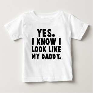 Camiseta Para Bebê Sim, Eu Sei Que Pareço Com O Meu Pai