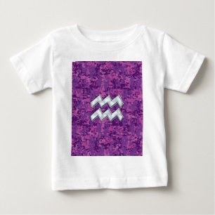 Camiseta Para Bebê Símbolo Aquarius Zodiac na Camuflagem Digital Rosa