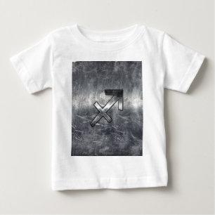 Camiseta Para Bebê Símbolo Sagitário Grunge Estilo de Aço em Distânci