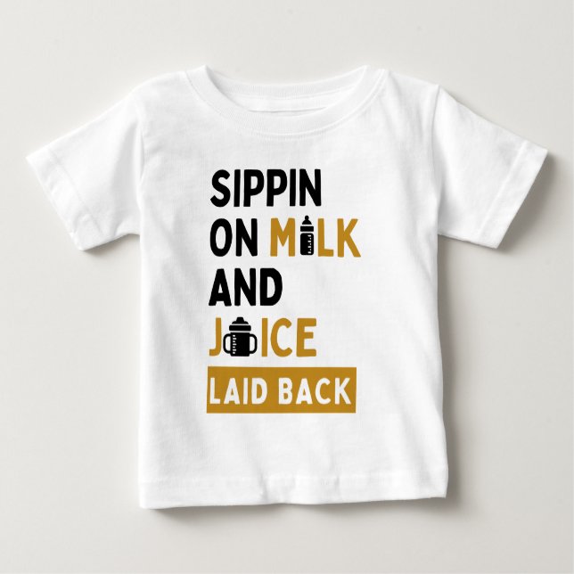 Camiseta Para Bebê Sippin na Festa de aniversário de lúpulo em leite  (Frente)