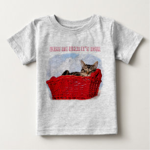 Camiseta Para Bebê Sleeping Kitten In Bright Red Basket Personalized