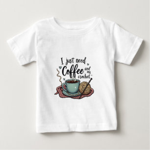 Camiseta Para Bebê Só preciso de café e crochê