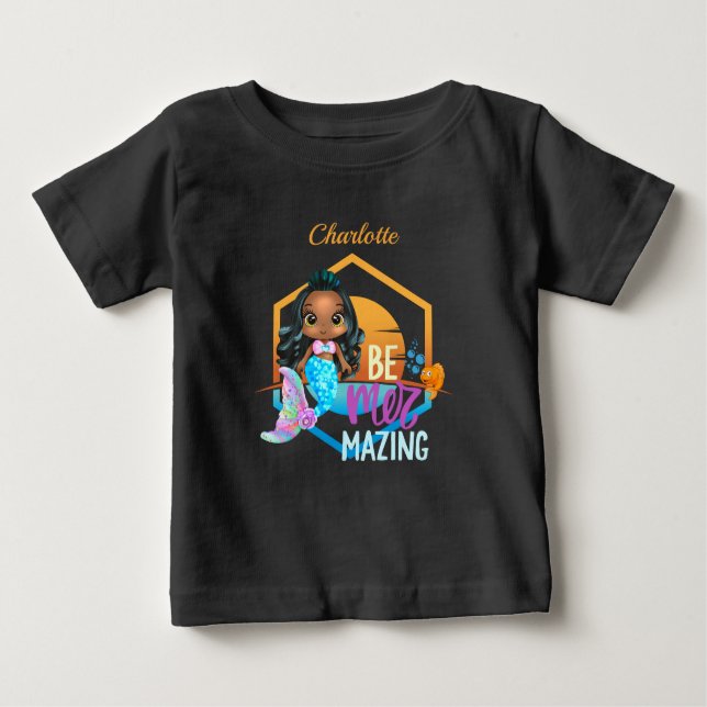 Camiseta Para Bebê Sob o mar, seja personalizada a sereia mais impres (Frente)