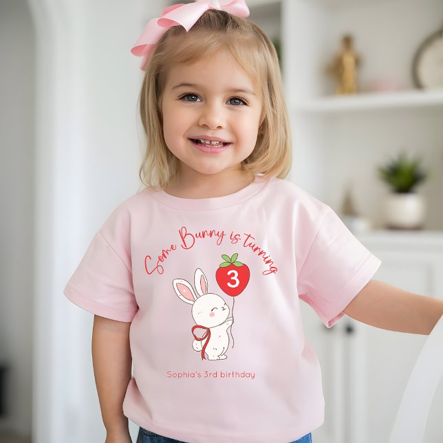 Camiseta Para Bebê Some Bunny Strawberry Pink Birthday Photo (Criador carregado)