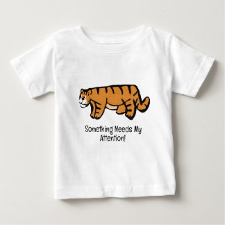 Camiseta Para Bebê Something needs my attention