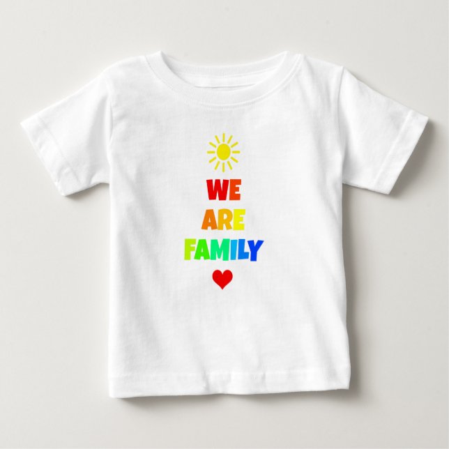 Camiseta Para Bebê Somos a família Rainbow Sunshine Adotion Design (Frente)