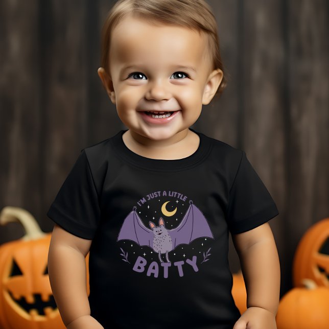 Camiseta Para Bebê Sou só um Dia de as Bruxas engraçado de Batty Pun (I'm Just A Little Batty Funny Halloween Bat Pun Baby T-Shirt)