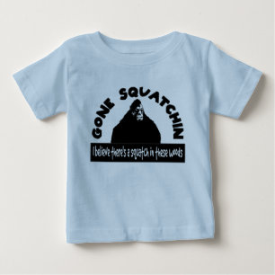 Camiseta Para Bebê Squatchin ido - há uns SQUATCH nestas madeiras!