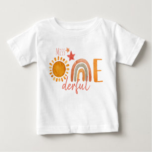 Camiseta Para Bebê Srta. OnemagnificFirst Birthday Rainbow e Sun