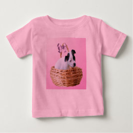 Camiseta Para Bebê Staffy Puppy Numa Cesta.