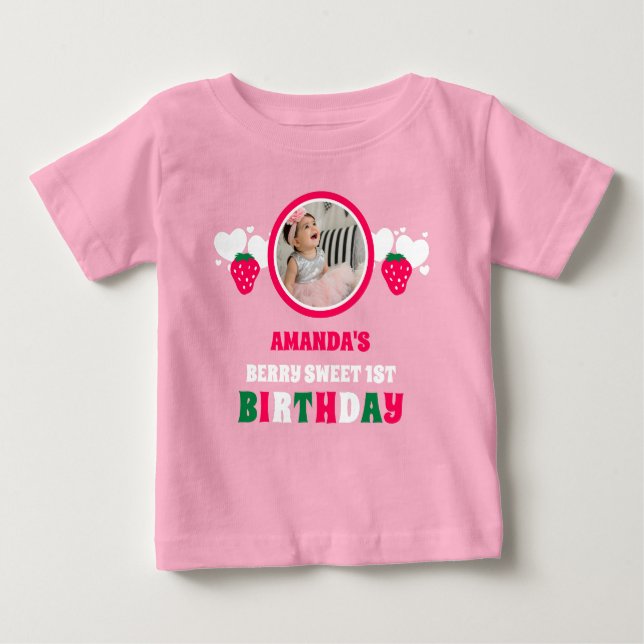 Camiseta Para Bebê Strawberry First Birthday Celebration Photo (Frente)