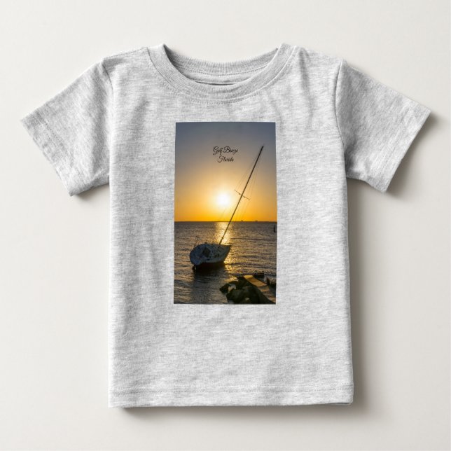 Camiseta Para Bebê Sunset Sailboat Shipwreck Golfo Breeze Baby T shir (Frente)