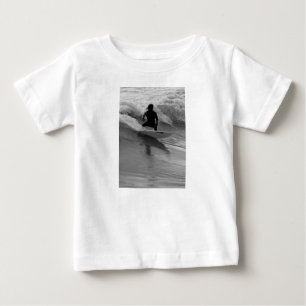 Camiseta Para Bebê Surfar Na Escala De Cinza Das Ondas