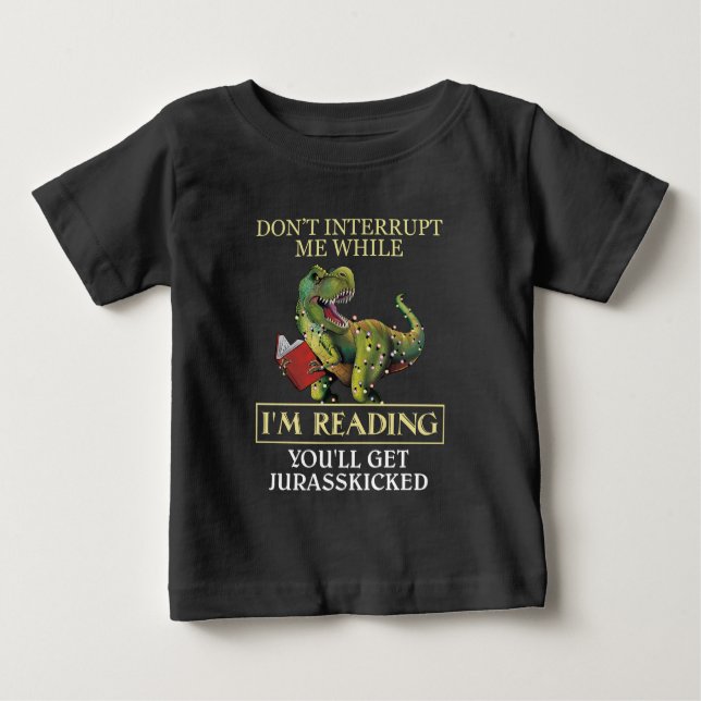 Camiseta Para Bebê T Rex não me interrompe enquanto estou lendo livro (Frente)