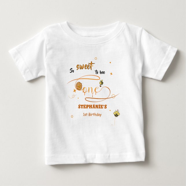 Camiseta Para Bebê Tão Doce para Ser Uma Linda Abelha 1º Aniversário (Frente)