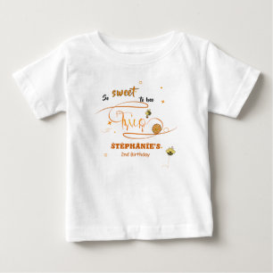 Camiseta Para Bebê Tão Doce Ser Abelha Dois Aniversário de 2 anos