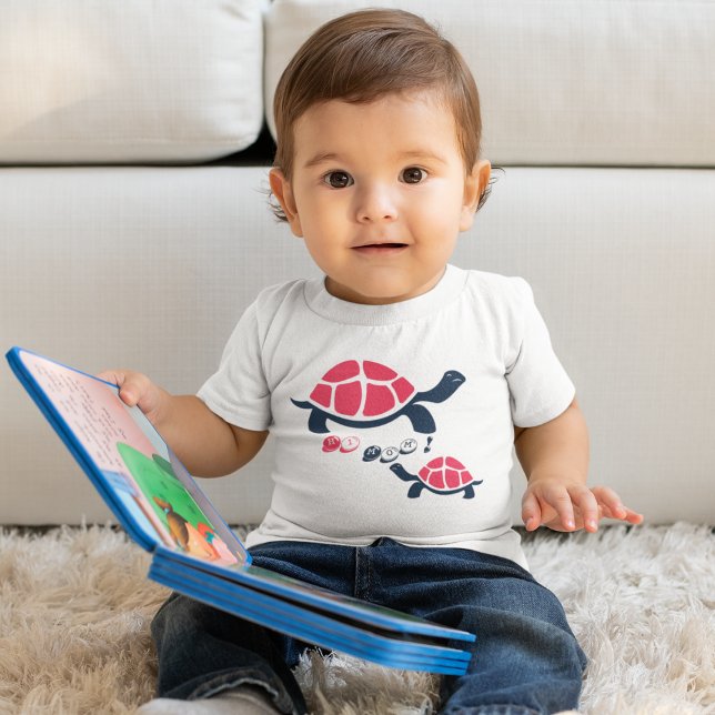 Camiseta Para Bebê Tema Escuro Cartoon de Tartaruga (funny baby t-shirt featuring a cute and colorful illustration of the hi mom tortoise.)