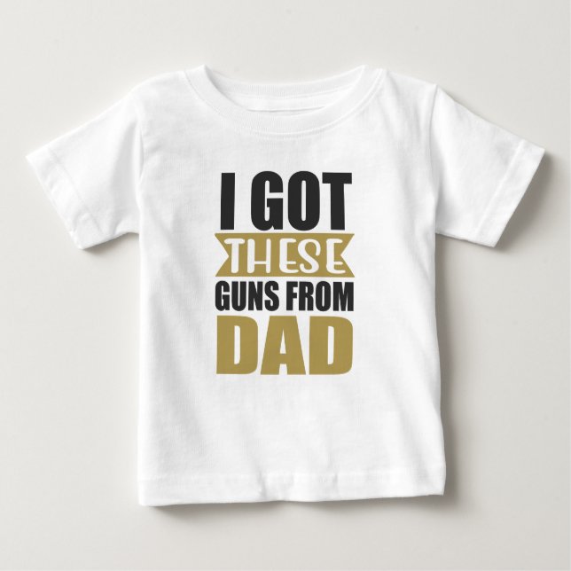CAMISETA PARA BEBÊ TENHO ESSAS ARMAS DE PAI DIZENDO (Frente)