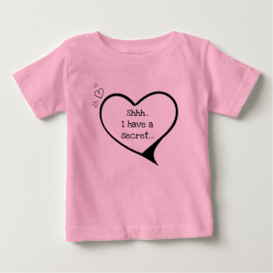 Camiseta Para Bebê Tenho uma irmã grande e secreta, personalizável