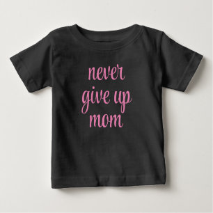 Camiseta Para Bebê Texto Personalizável Mamãe Nunca Desiste De Um Eng