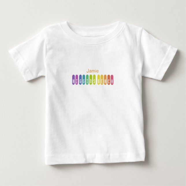 Camiseta Para Bebê Tipografia Higgins Beach Rainbow Personalizada (Frente)