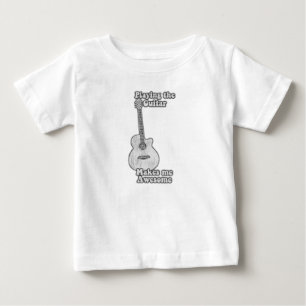 Camiseta Para Bebê Tocar violão me torna incrível. preto e branco